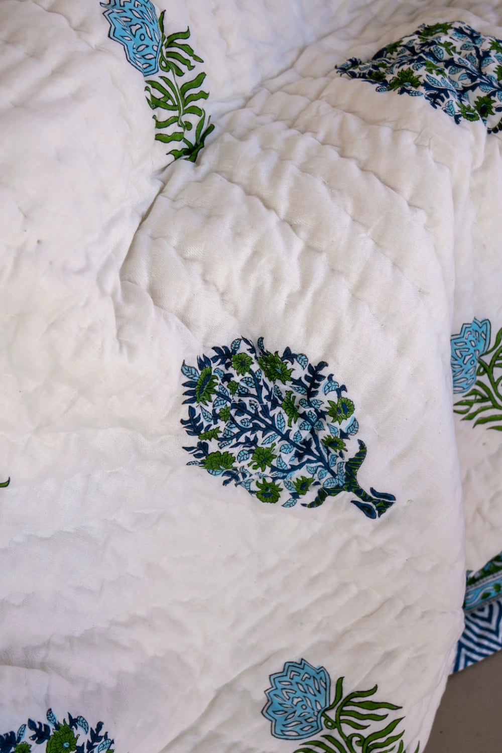 All-Season Soft Quilt: Top Quality Cotton Bedding